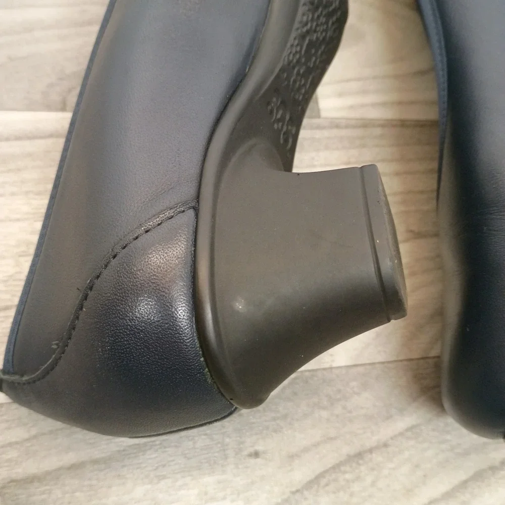 SAS Milano Leather Pump Heels Women's Size 9.5 M Navy Blue Round Toe Shoes